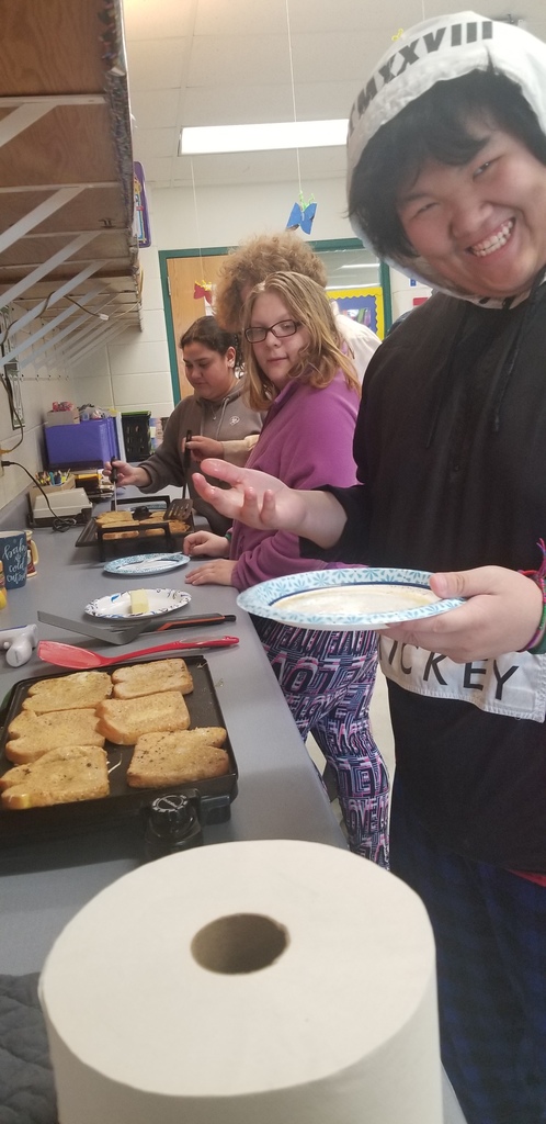students serving themselves a meal