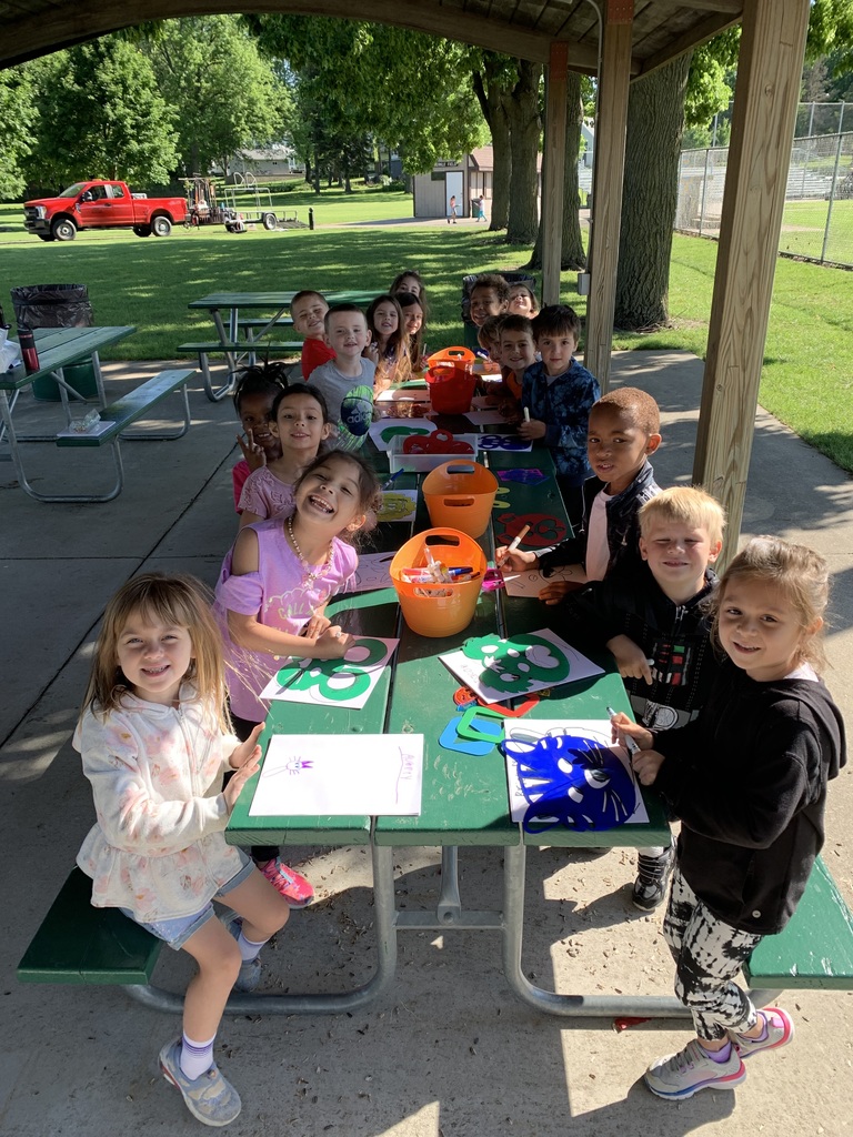 students coloring at the park