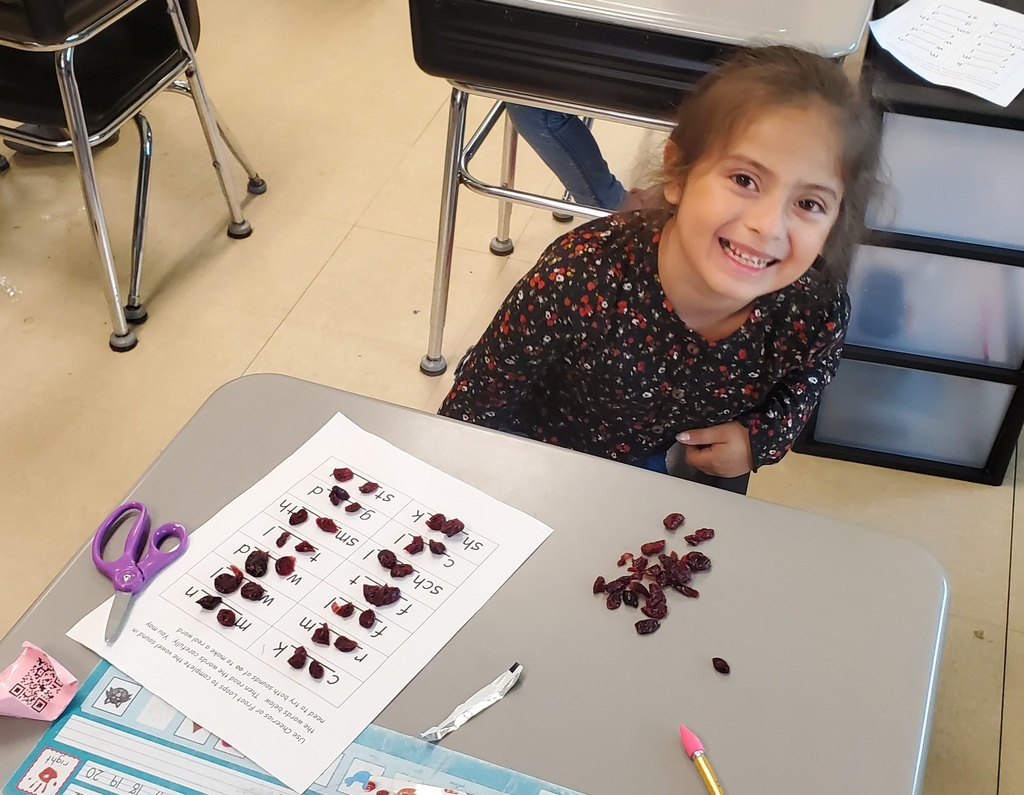 students using craisins to learn "oo" words